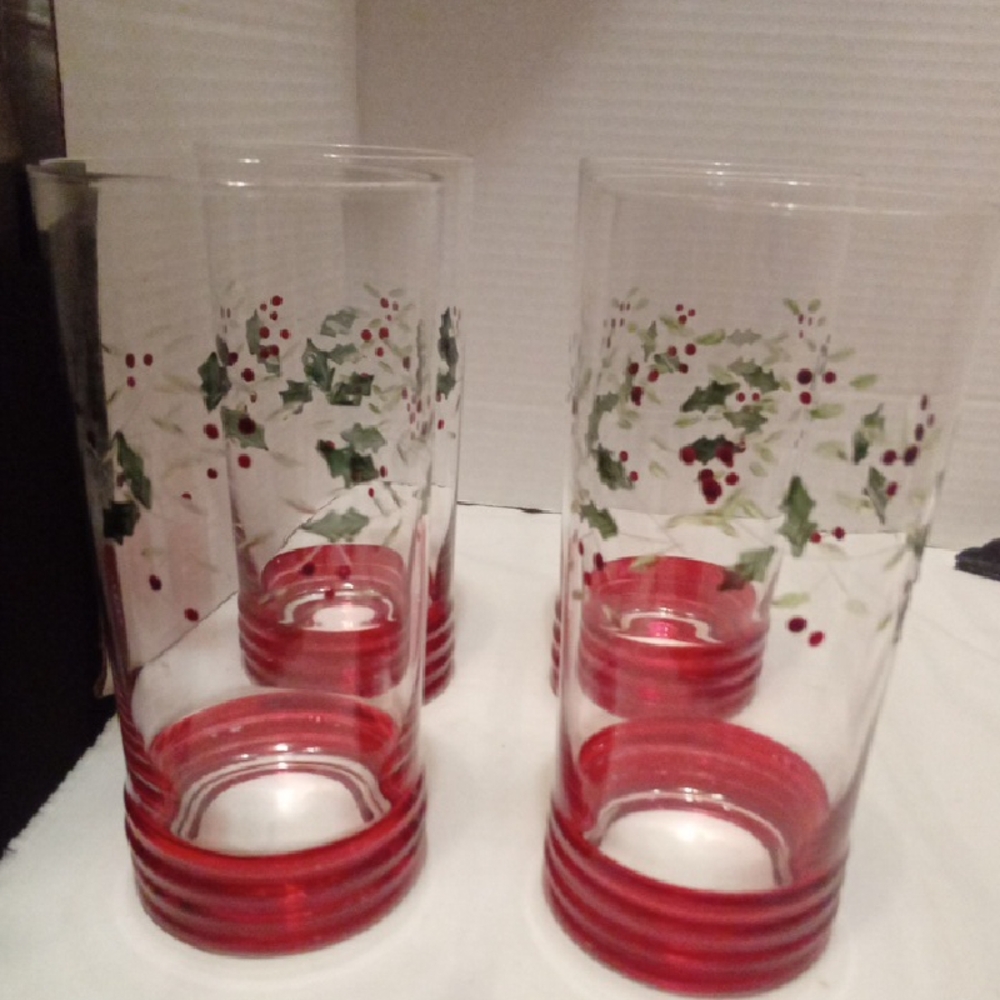 Pfaltzgraff Red and Green Holly Glass Tumblers